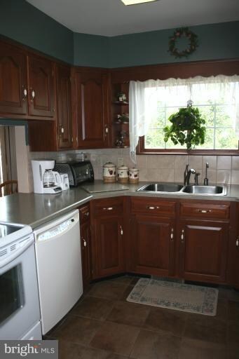 557 Hilltop Cir, Greencastle, PA 17225 - photo 2