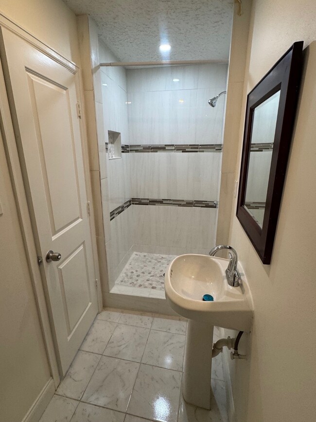 10134 Kirkglen Dr unit 1, Houston, TX 77089 - photo 5
