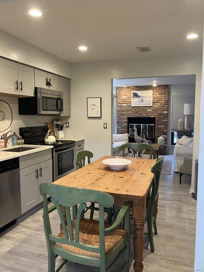 50 Hubbard Ln unit 14, Southampton, NY 11968 - photo 3