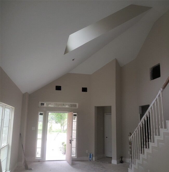 8033 Dyer St, Houston, TX 77088 - photo 5