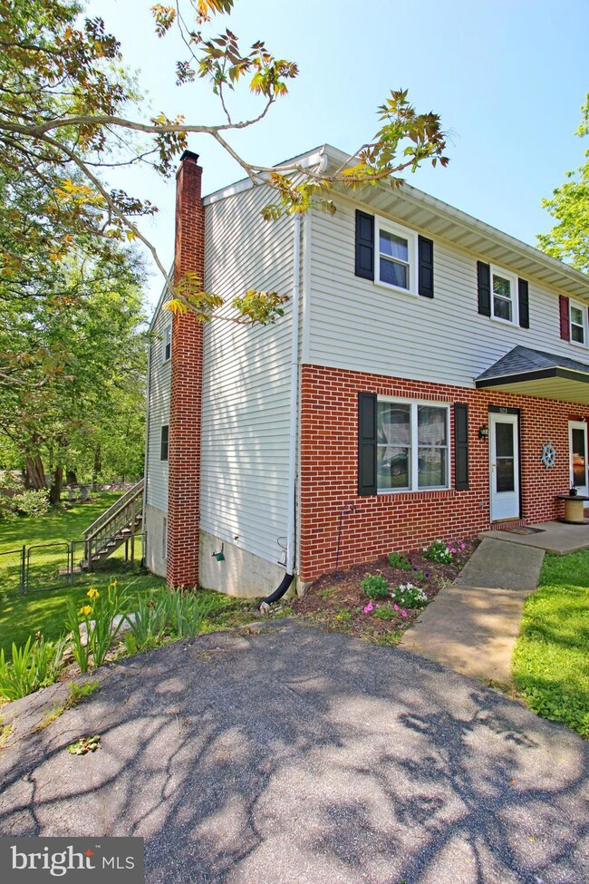 523 Staufer Ct, Mount Joy, PA 17552 - photo 2