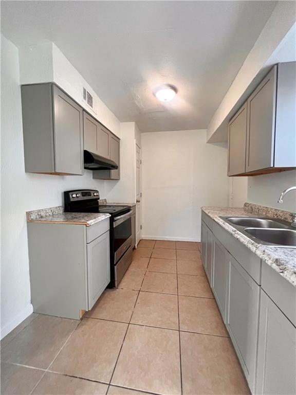 Kitchen, tenant to supply fridge