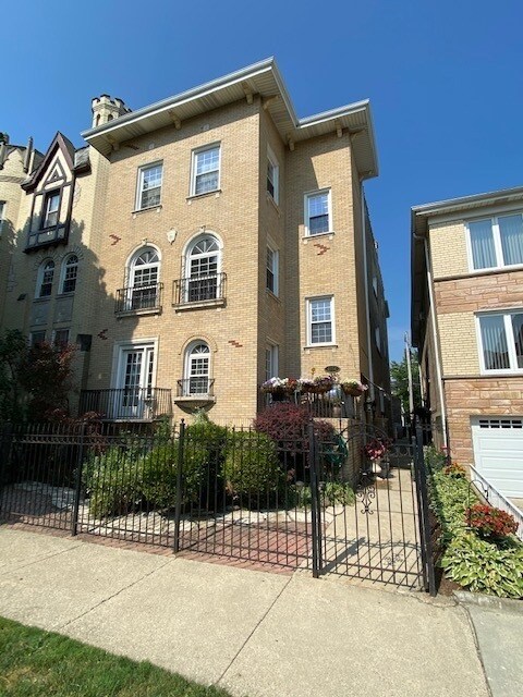 6216 N Richmond St, Chicago, IL 60659 - photo 2