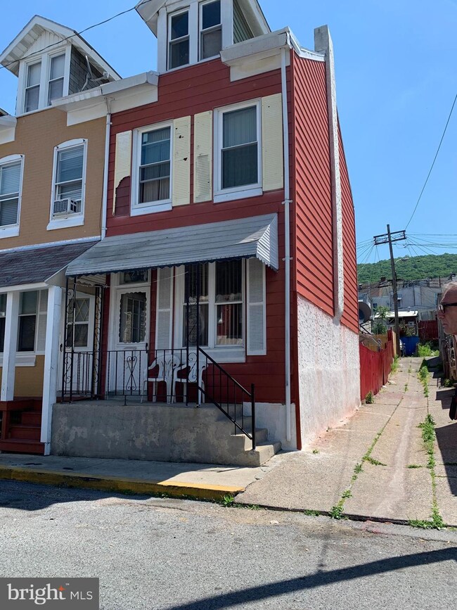 713 Locust St, Reading, PA 19604 - photo 2