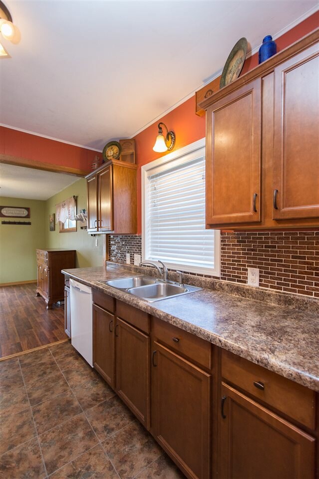 1936 W 7th St, Waterloo, IA 50702 - photo 5