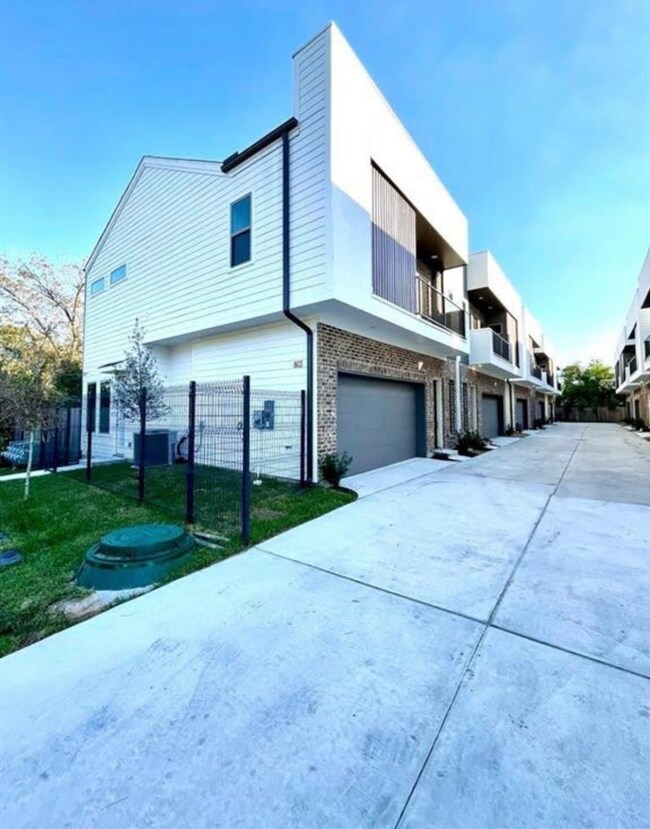 803 Thornton Rd unit C, Houston, TX 77018 - photo 2