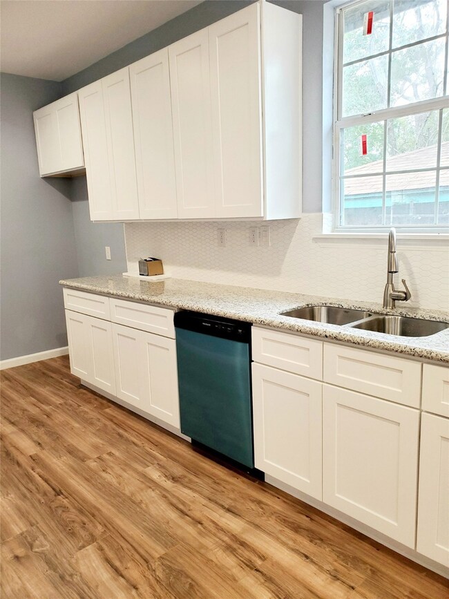 3702 Nathaniel Brown St, Houston, TX 77021 - photo 5