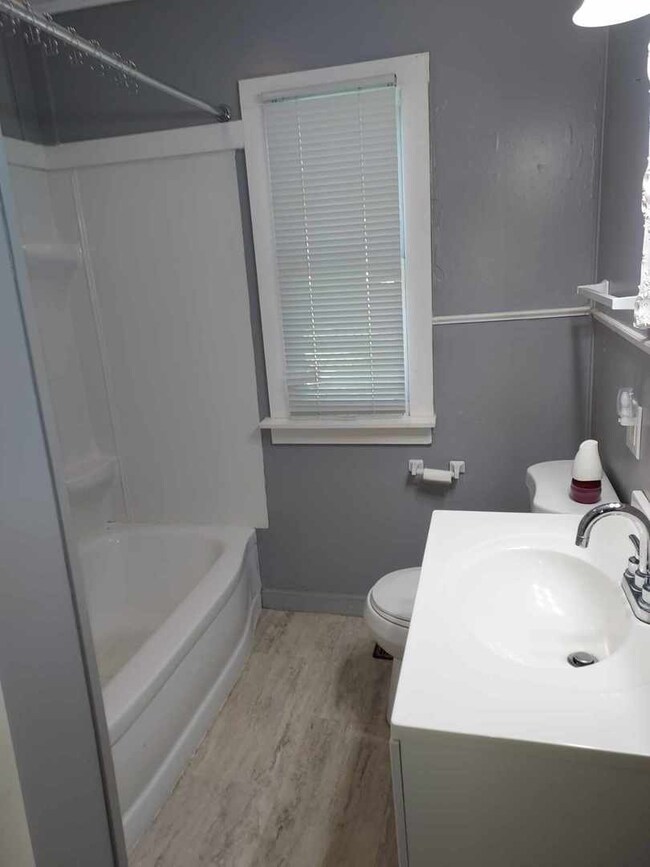 702 E Daggy St, Tuscola, IL 61953 - photo 4