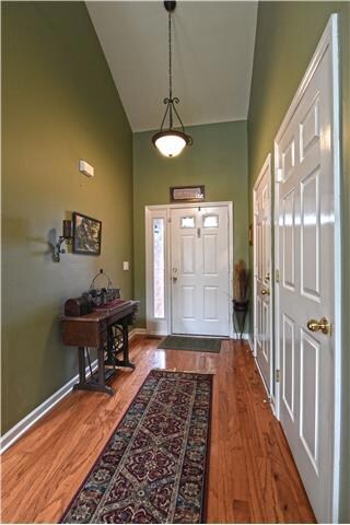 BEAUTIFUL ENTRY WAY WITH HARDWOO FLOORING. OPEN  LIVING ROOM WITH VAULTED CEILINGS, HARDWOOD FLOORING, FIREPLACE AND TWO SKYLIGHTS. 2997 TAUNTON COURT, MURFREESBORO, TN 37127