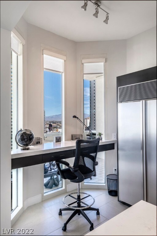 FLOATING OFFICE DESK