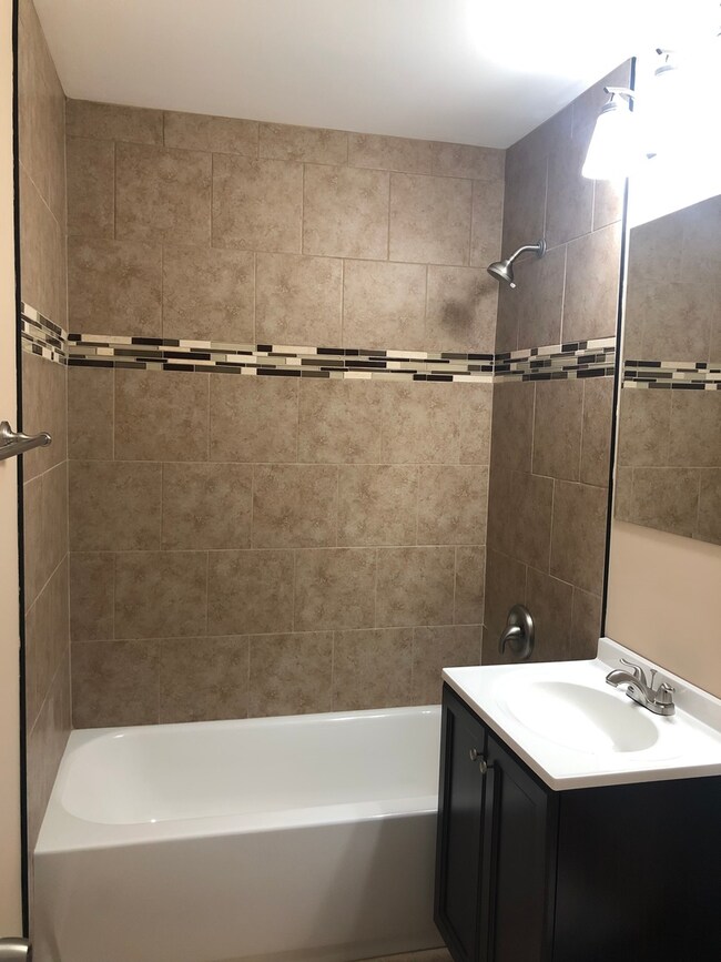 71 Sparrow Rd, Carpentersville, IL 60110 - photo 3