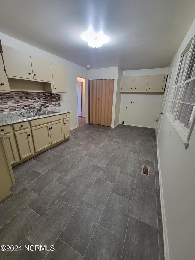 405 Delmar Rd, Jacksonville, NC 28540 - photo 6