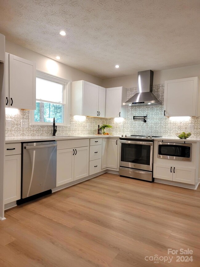 151 Atwood Dr, Hendersonville, NC 28792 - photo 6