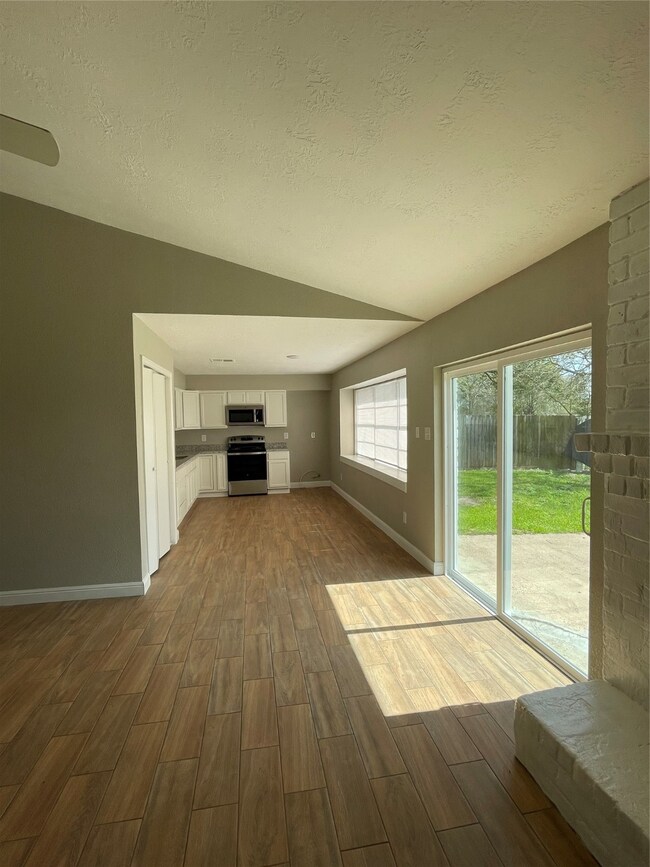 8430 Lettie St, Houston, TX 77075 - photo 6