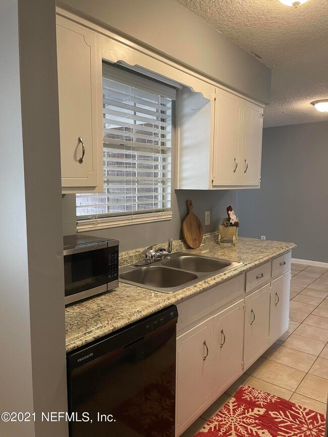 8211 Gwendolyn Rd, Jacksonville, FL 32216 - photo 6