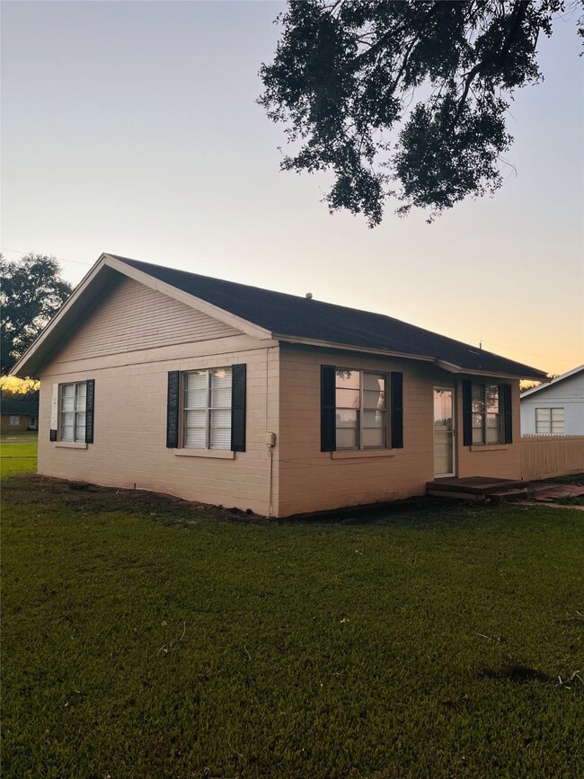 1572 Carvel Dr unit 5, Boling, TX 77420 - photo 3