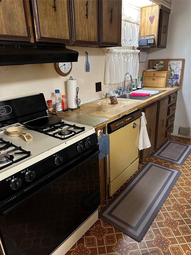 702 San Jacinto St, Rosenberg, TX 77471 - photo 3