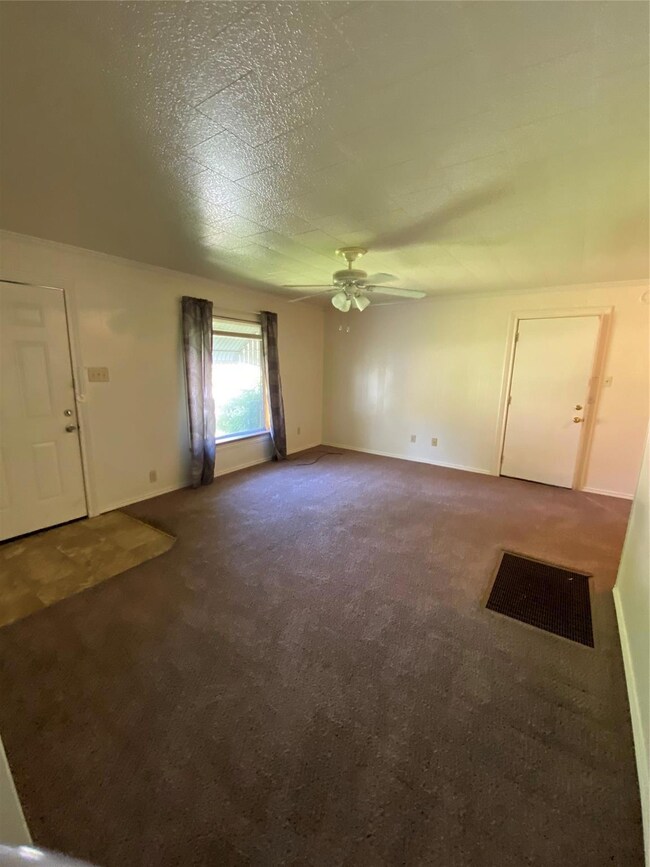 1806 N Culberson St, Gainesville, TX 76240 - photo 2