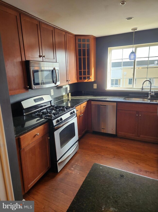 4121 S Four Mile Run Dr unit 303, Arlington, VA 22204 - photo 3