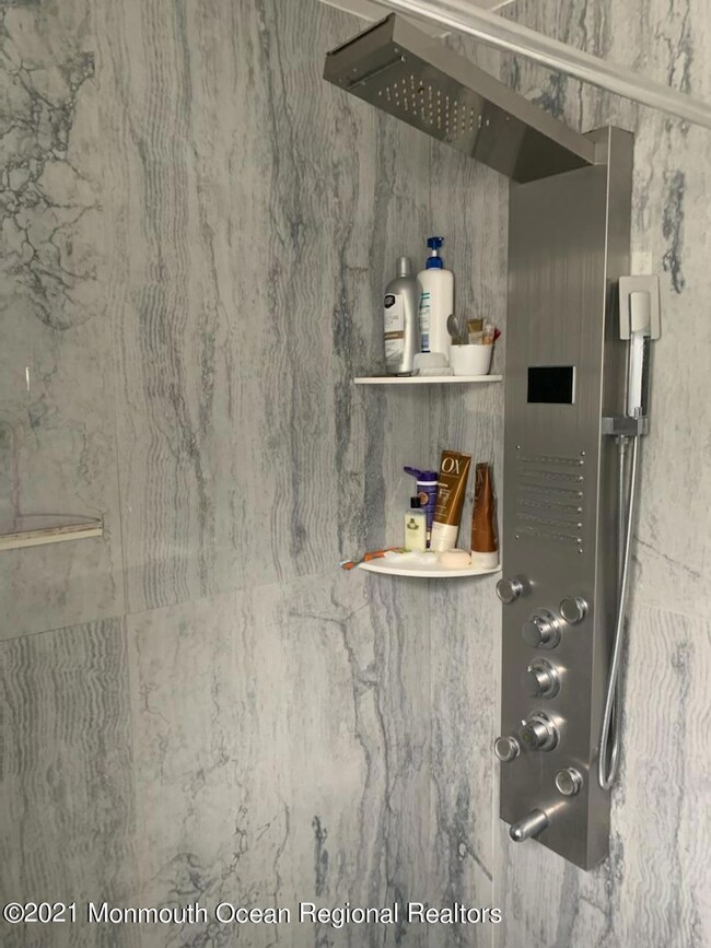 295 Roosevelt Ave unit WINTER, Oakhurst, NJ 07755 - photo 5