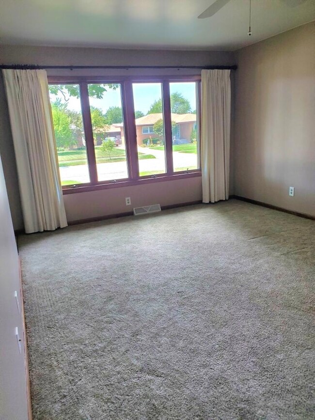 8421 Delaware Place, Highland, IN 46322 - photo 7