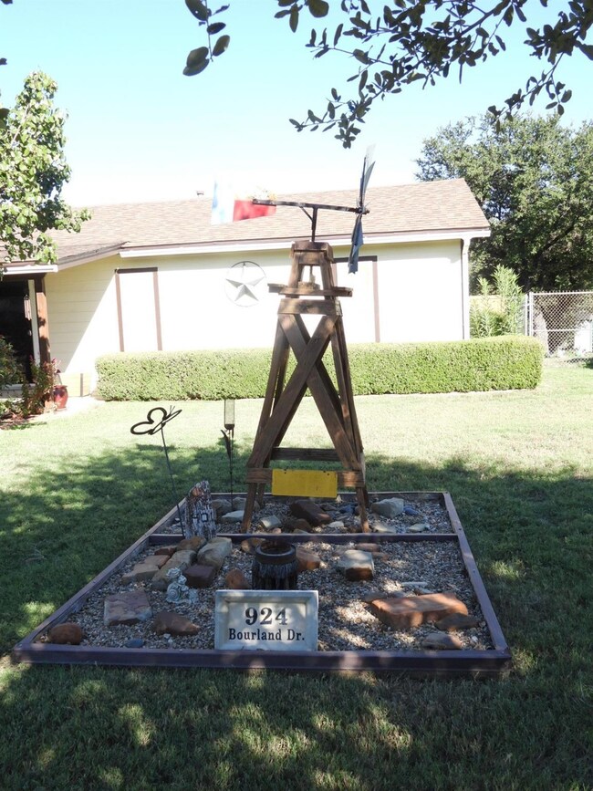 924 Bourland Dr, Fort Worth, TX 76108 - photo 3