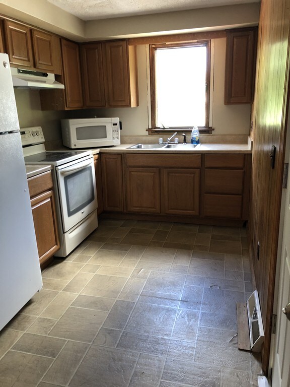 78 Plain St unit 4, Taunton, MA 02780 - photo 2