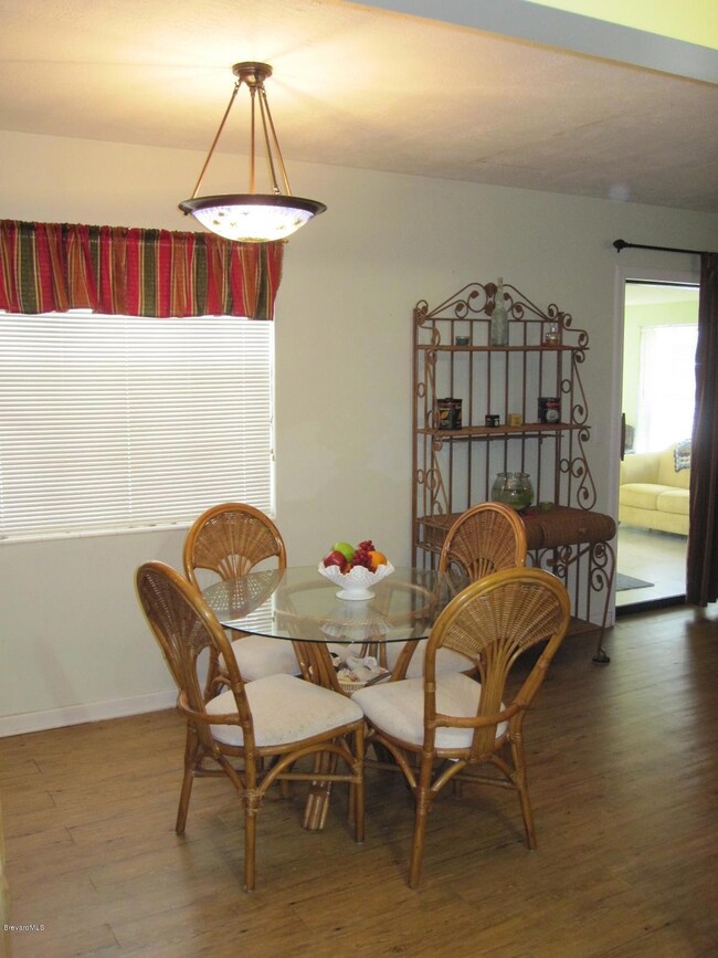 Dining Room Looking at Liv & Sun Room