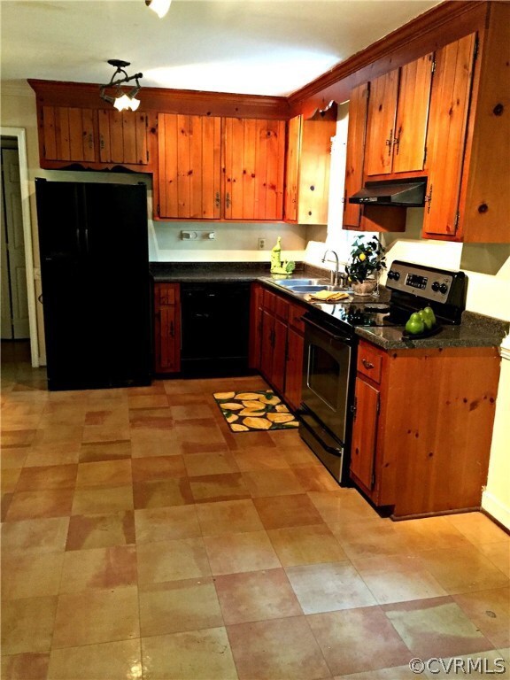 Spacious eat in Kitchen