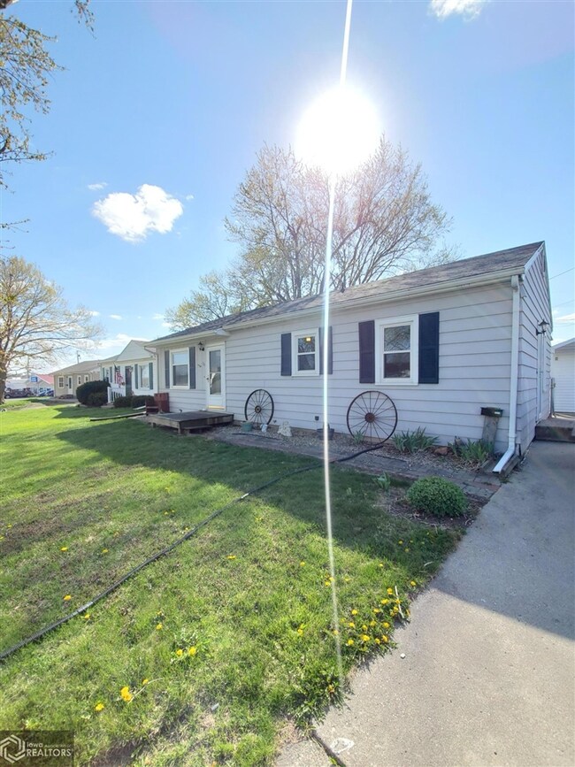 125 E 17th St N, Newton, IA 50208 - photo 2