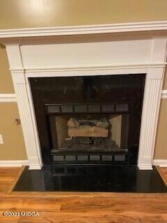 Fireplace w Gas Logs