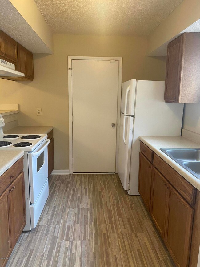 10706 Meadowlea Dr, Jacksonville, FL 32218 - photo 2