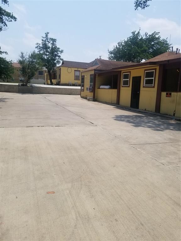 228 NE 4th St, Grand Prairie, TX 75050 - photo 2