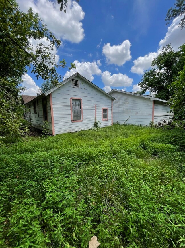 2113 Dewalt St, Houston, TX 77088 - photo 5