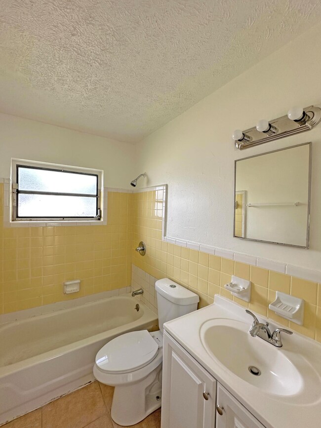 1107 N 21st St unit A & B, Fort Pierce, FL 34950 - photo 7