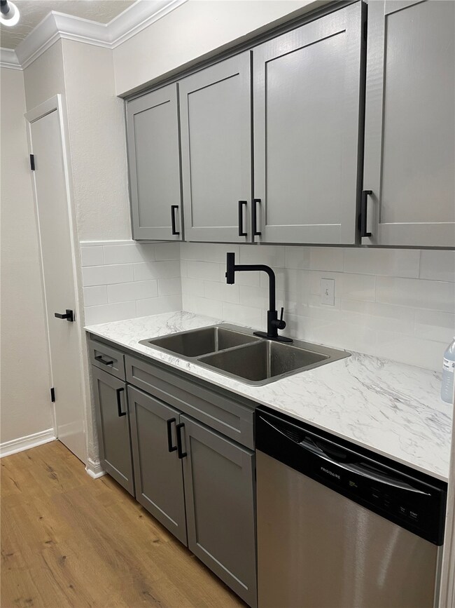 New cabinetry, stone, hardware!