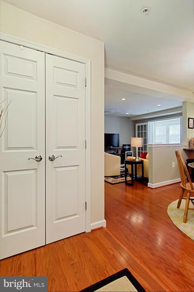 4111 S Four Mile Run Dr unit 202, Arlington, VA 22204 - photo 3