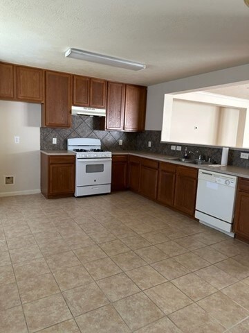 Kitchen and dining combo