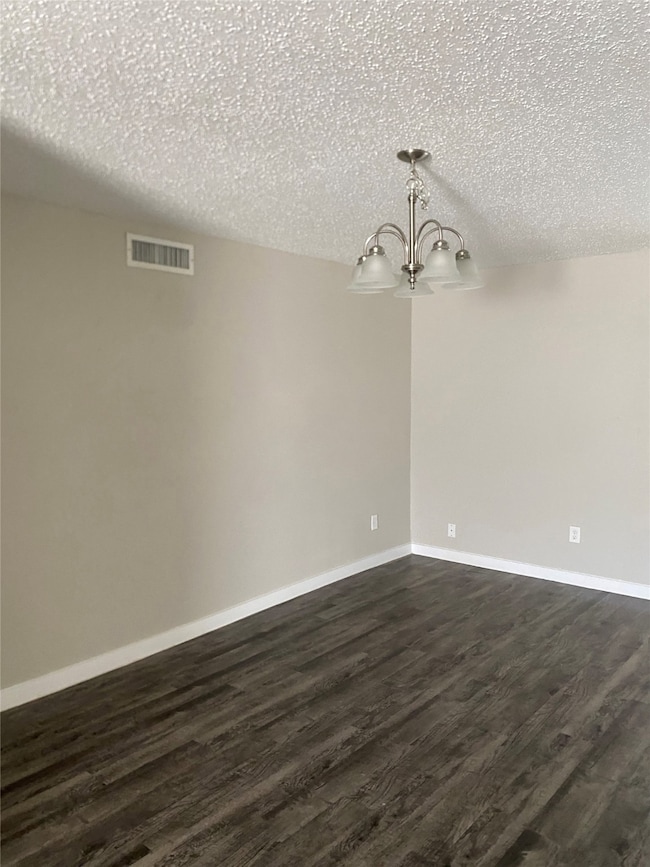 802 Las Palmas Dr, Grand Prairie, TX 75052 - photo 6