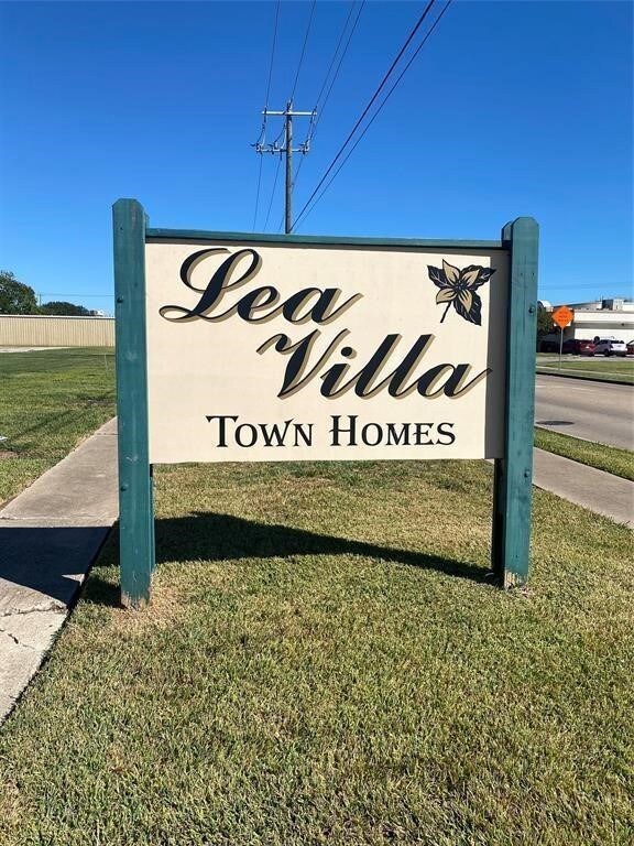 101 E Hospital Dr unit 10, Angleton, TX 77515 - photo 3