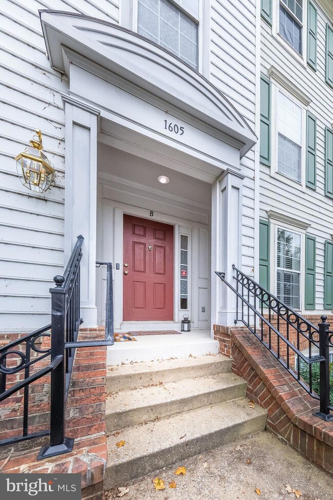 1605 Potomac Greens Dr unit B, Alexandria, VA 22314 - photo 3