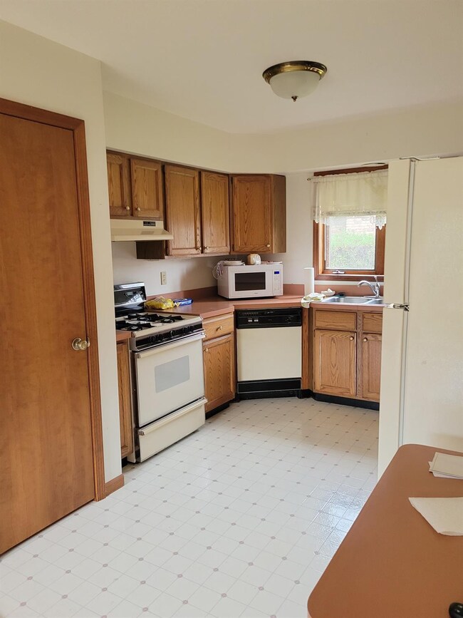 115 Regency Pkwy, La Porte, IN 46350 - photo 3