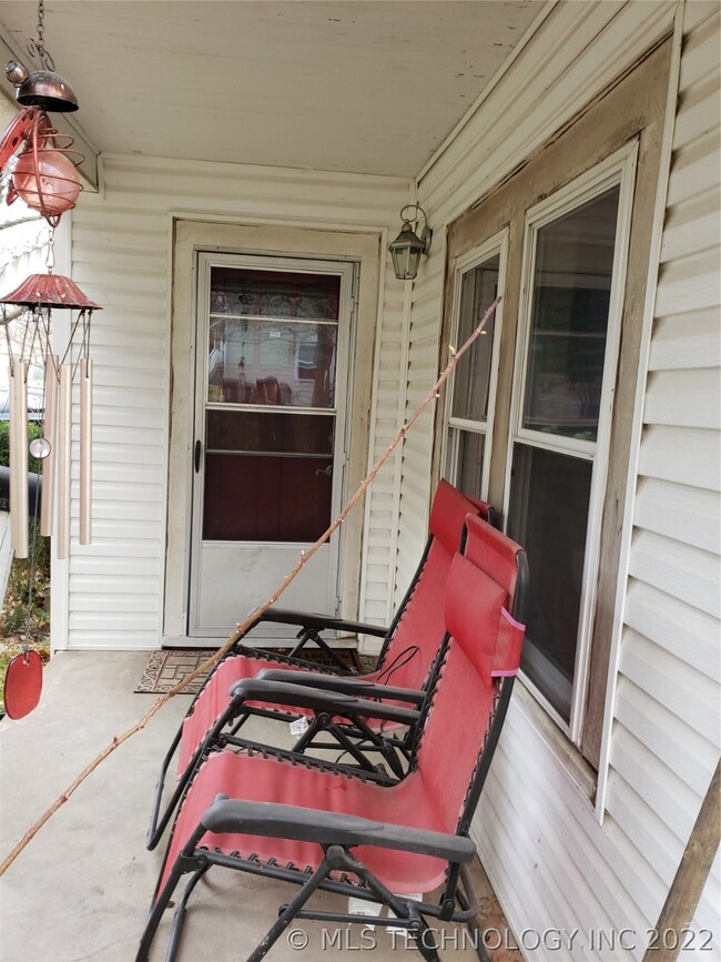 215 S 3rd St, Eufaula, OK 74432 - photo 2