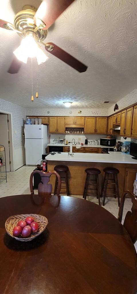 Kitchen with breakfast bar