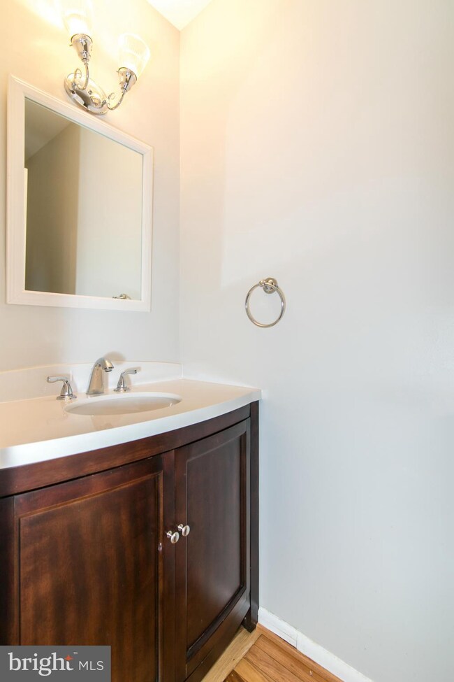 12017 Insha Ct, Reston, VA 20191 - photo 4