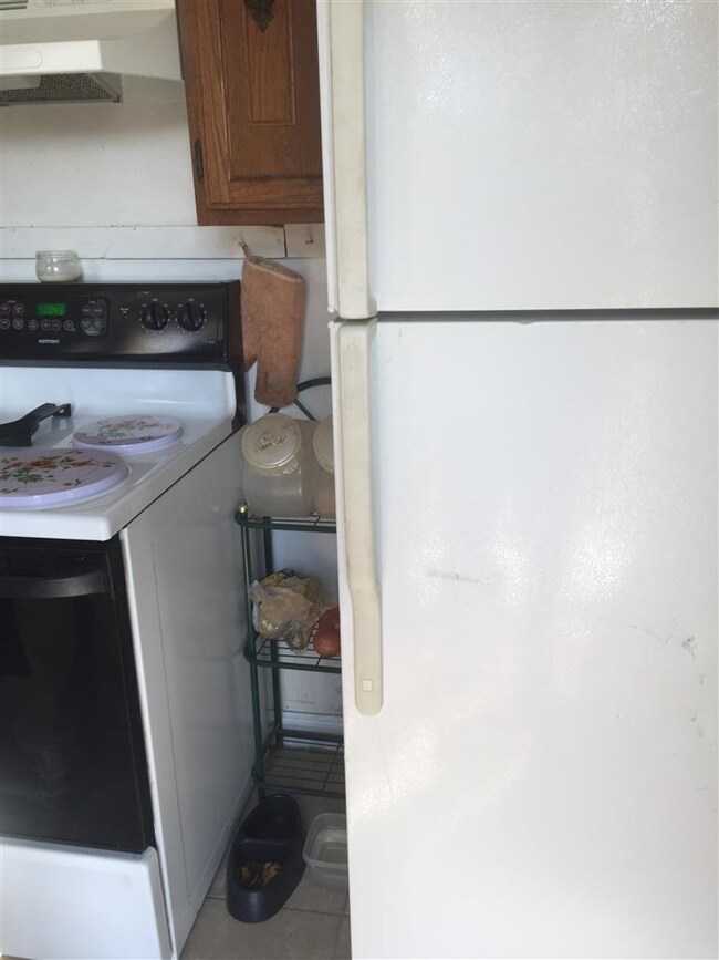 Refrigerator and Stove to remain