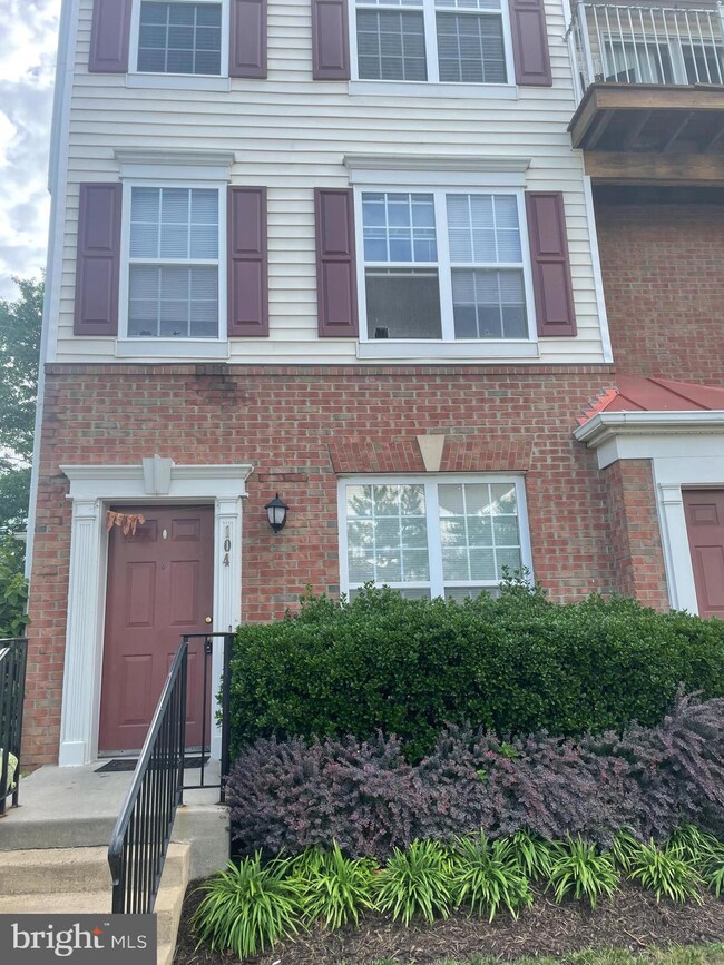2495 Angeline Dr unit 104, Herndon, VA 20171 - photo 2