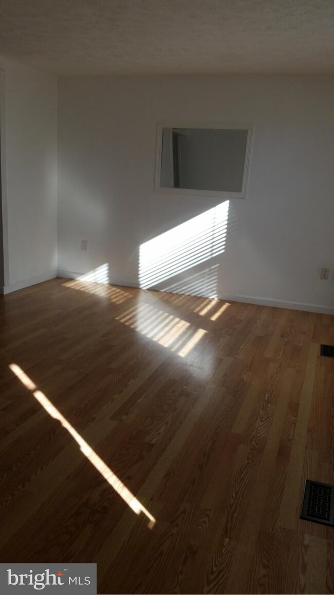 9222 Wilbur Ct, Columbia, MD 21046 - photo 2