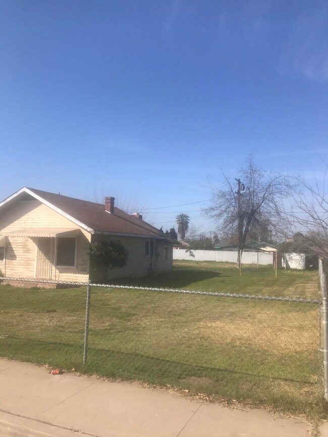 273 S Villa St, Porterville, CA 93257 - photo 2