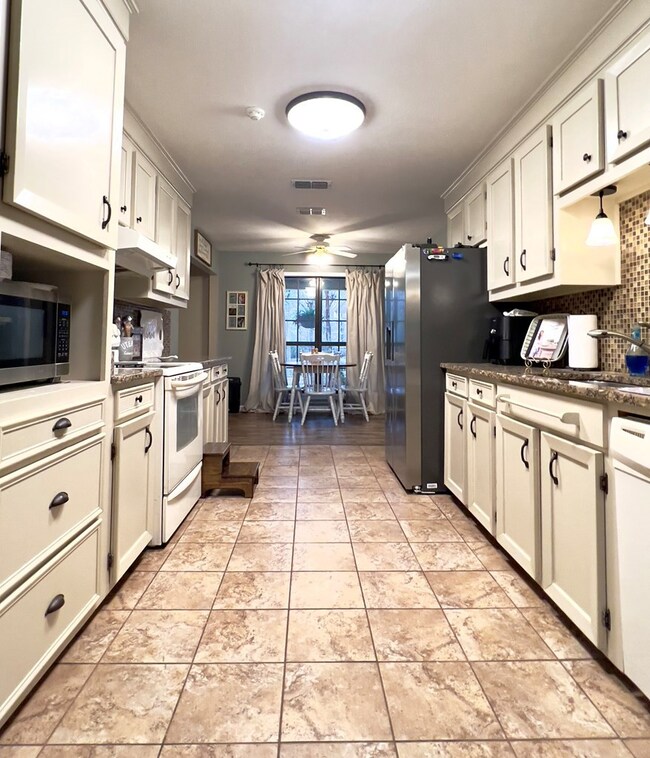 1166 David Benjamin Dr, McComb, MS 39648 - photo 5